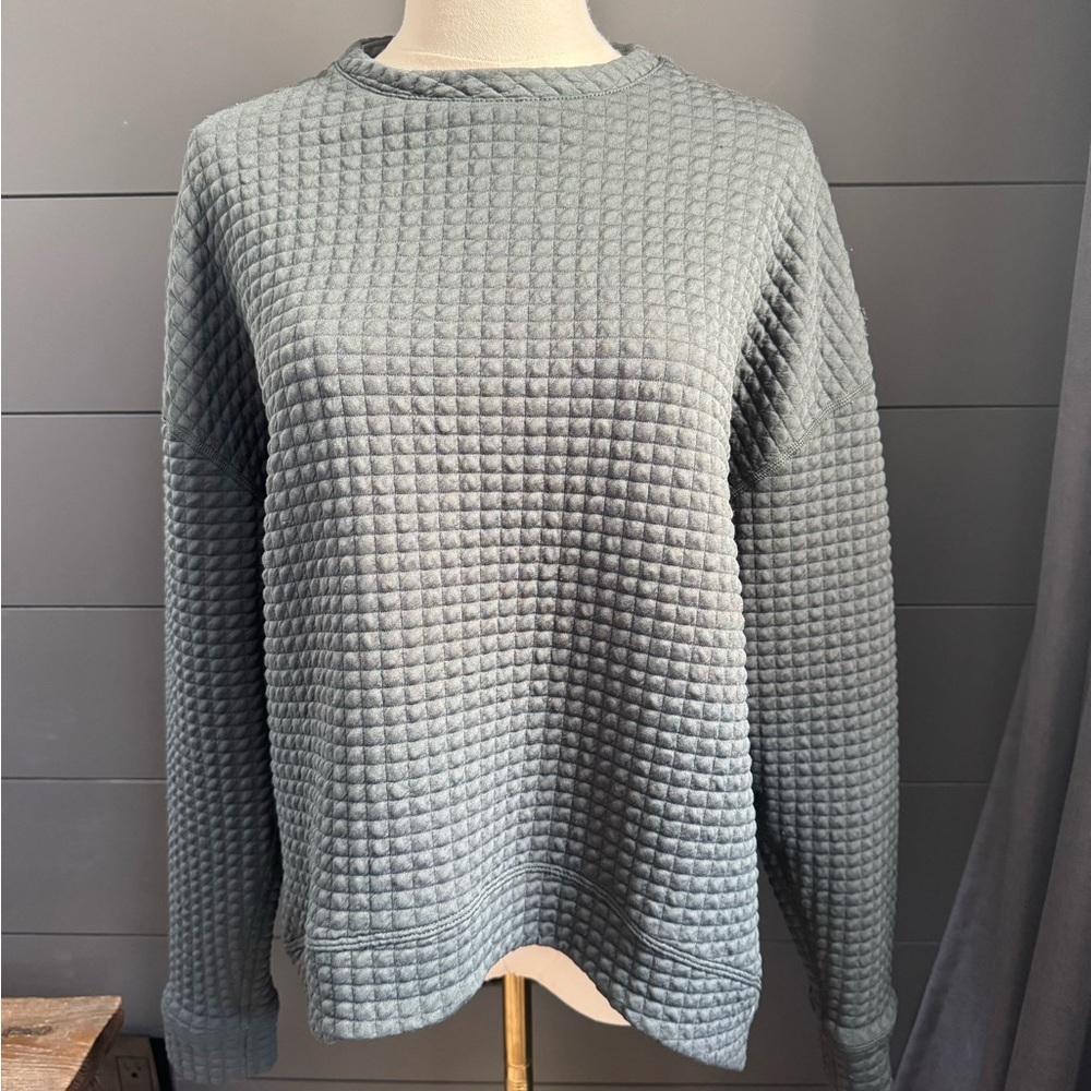 NOBULL Women's Waffle Quilted Pullover Crew Neck Sweatshirt Gray/Black